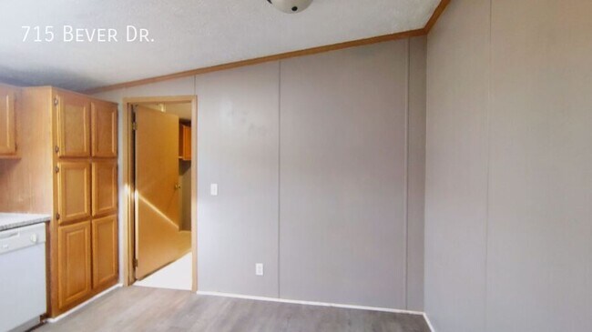 Building Photo - 715 Bever Dr