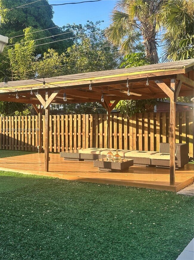 Building Photo - 3251 NW 18th Ct