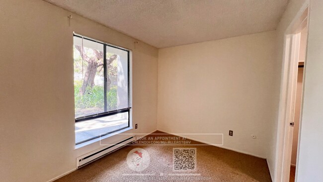 Building Photo - Bright Studio with courtyard view, include...