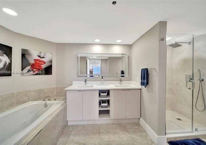 Building Photo - 1717 N Bayshore Dr