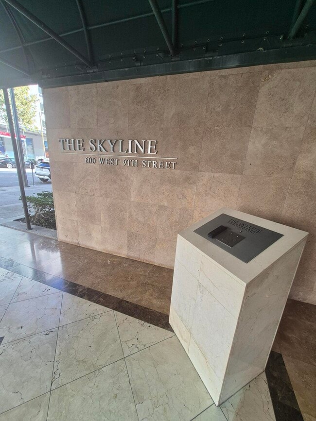 Building Photo - 600 W 9th St