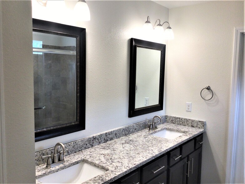 Building Photo - 12430 Jovana Rd