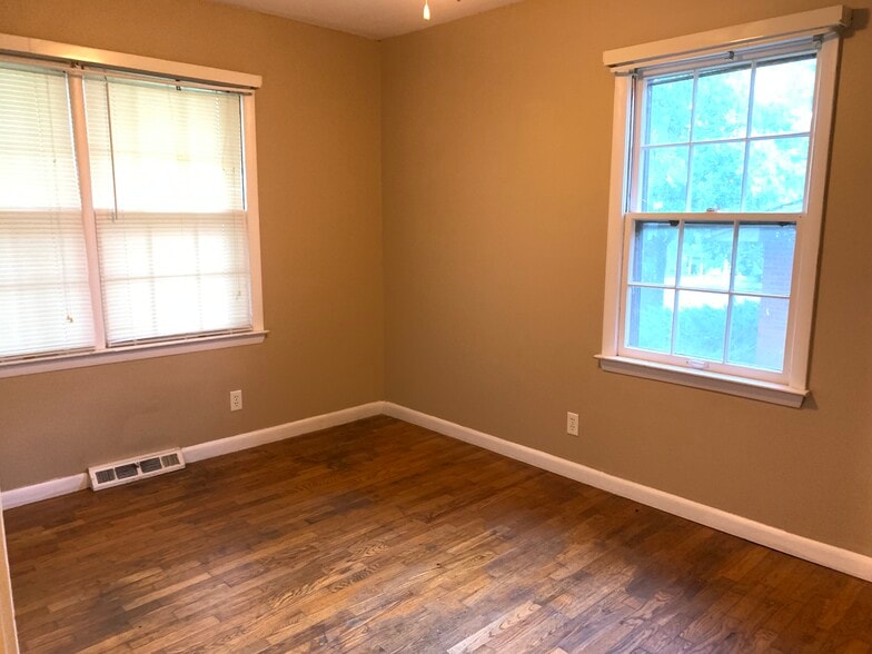 Building Photo - 272 Liverpool Rd