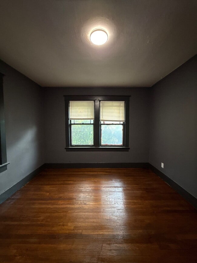 Building Photo - Affordable Co-Living Units (1–4 Rooms Available) Near Central Memphis