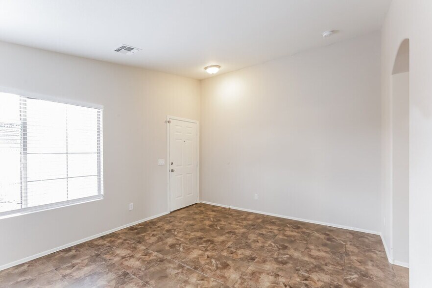Building Photo - 823 W Bowker St