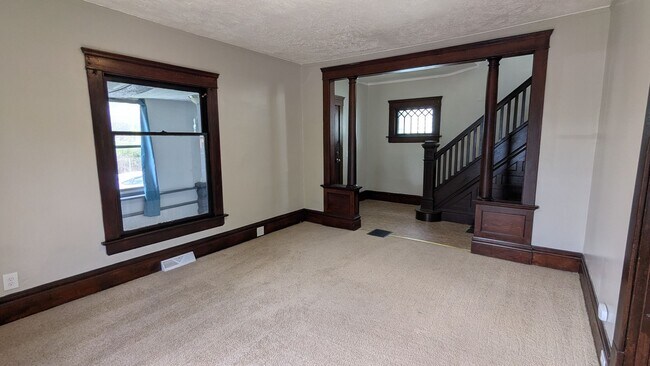 Building Photo - Spacious 5-bedroom, 1-bath home offers flexible living across multiple levels in Akron
