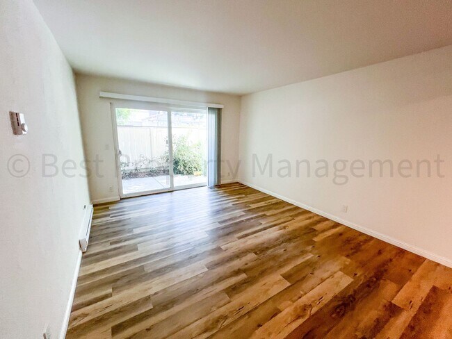 Building Photo - Cozy 2 Bedrooms; 1 Bathroom Condo in Warm ...
