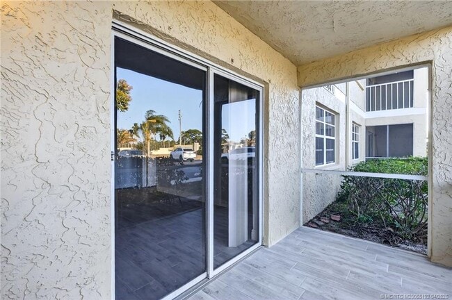 Building Photo - 1564 SE Royal Green Cir