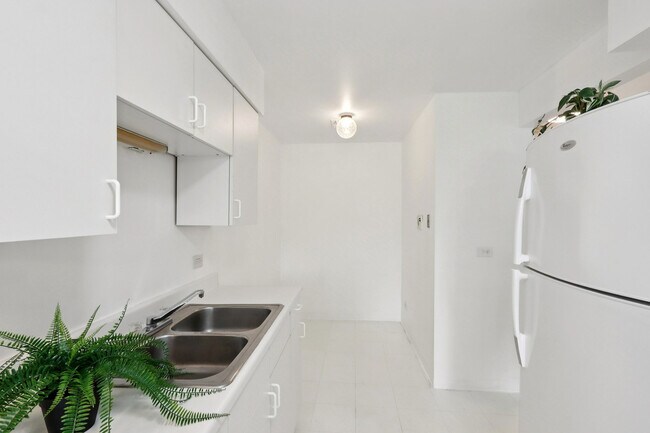 Building Photo - 2650 Brookwood Way Dr