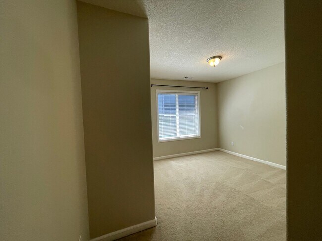 Building Photo - 5 Bed 2.5 Bath + a Den in Tigard/Bull Mountain - Solar Panels, Central A/C and More!