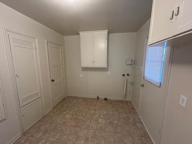 Building Photo - NEW PRICE REDUCTION: House 2bd 1ba- yard, ...