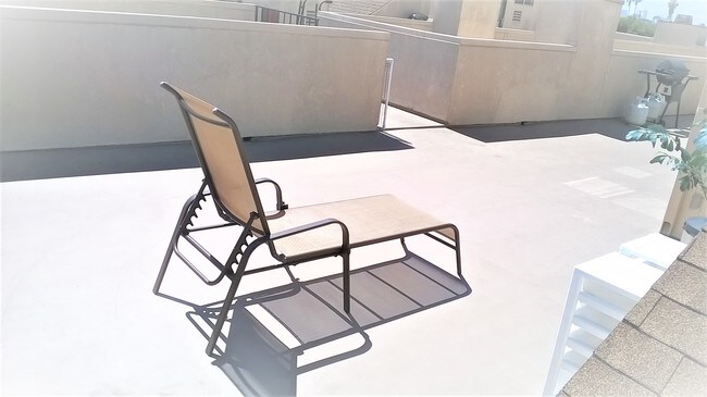 Patio - 1040 N Gardner St