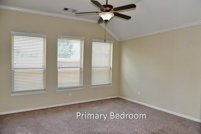 Building Photo - 2229 Maple Point Dr N