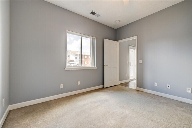 Building Photo - **Swimming Pool*****1 Bed 1 Bath******Cross Pointe Business Park*****LAKE VIEW AVAILABLE