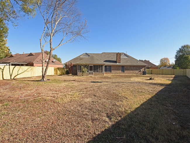 Building Photo - 3 Bedroom, 2.5 Bathrooms Near S Germantown and E Shelby Dr