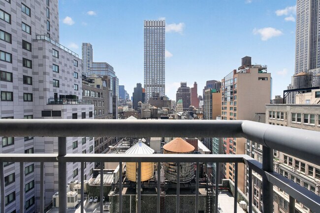 Building Photo - 68 W 37th St