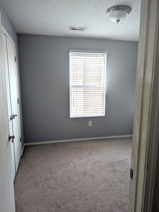 Building Photo - Walk-In Level 3 Bedroom, 2 Bath Condo in The Vineyards!