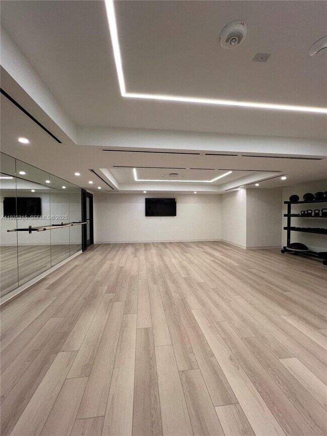 Building Photo - 225 N Miami Ave