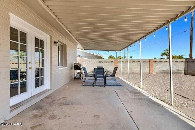Building Photo - 945 E Lilac Dr