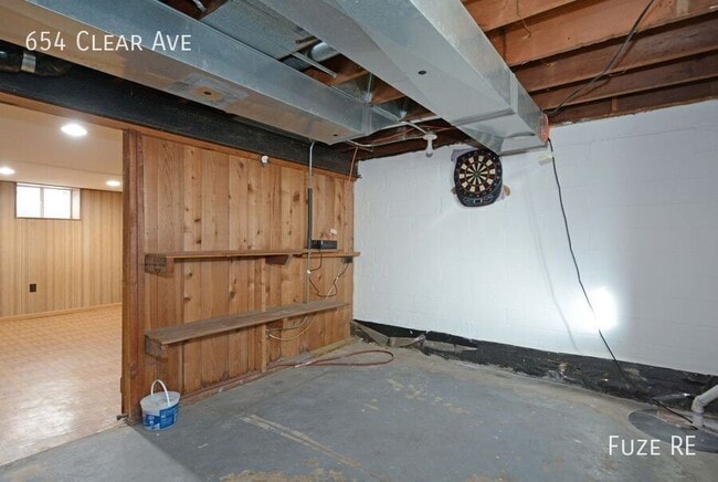 Building Photo - 654 Clear Ave E
