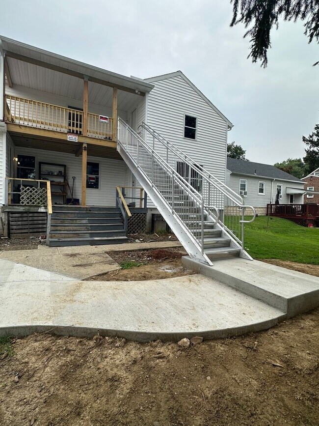 Building Photo - 220 Rosedale Ave