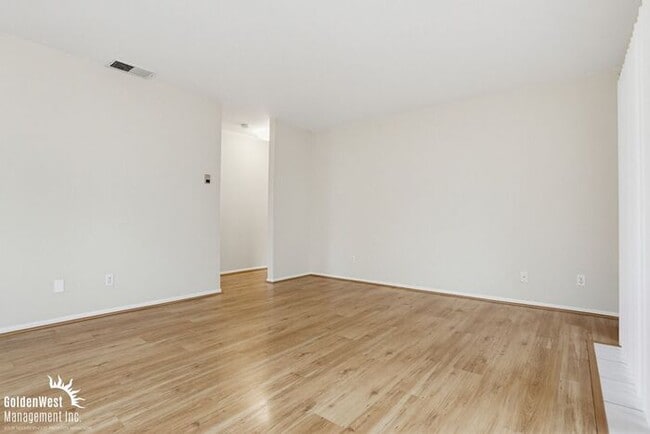 Building Photo - Charming 2Bdm 2Ba Condo with Private Balcony in Heart of Mira Mesa!