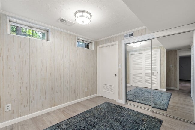 Building Photo - 10 Pinewood Cir