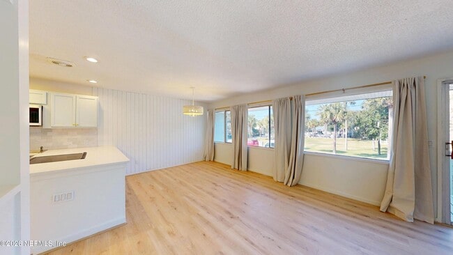 Building Photo - 222 7th St