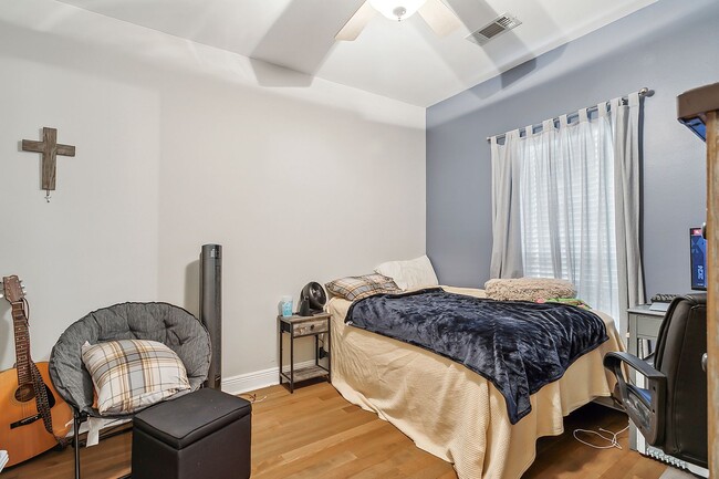 Building Photo - Gorgeous 3 Bed/ 2 Bath Single- Family Home