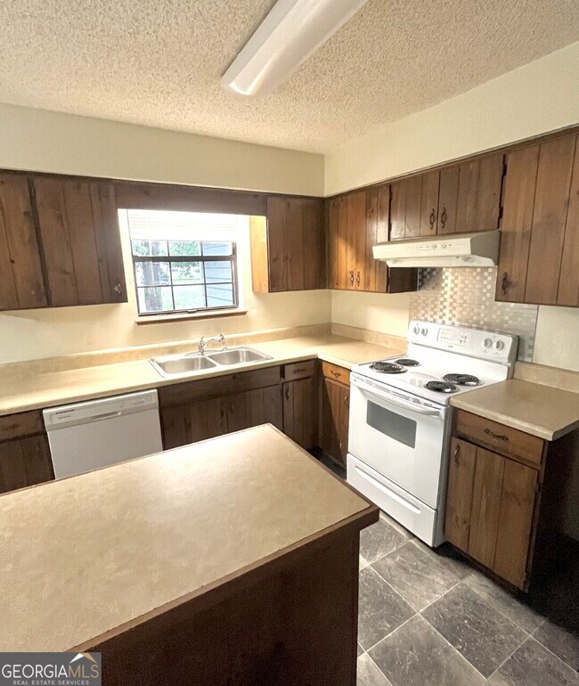 Building Photo - 204 Tanglewood Dr