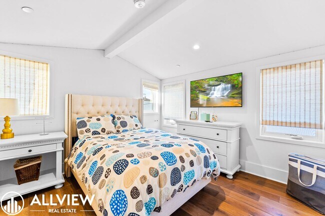 Building Photo - Gorgeous 3 bed 3.5 bathroom home available...