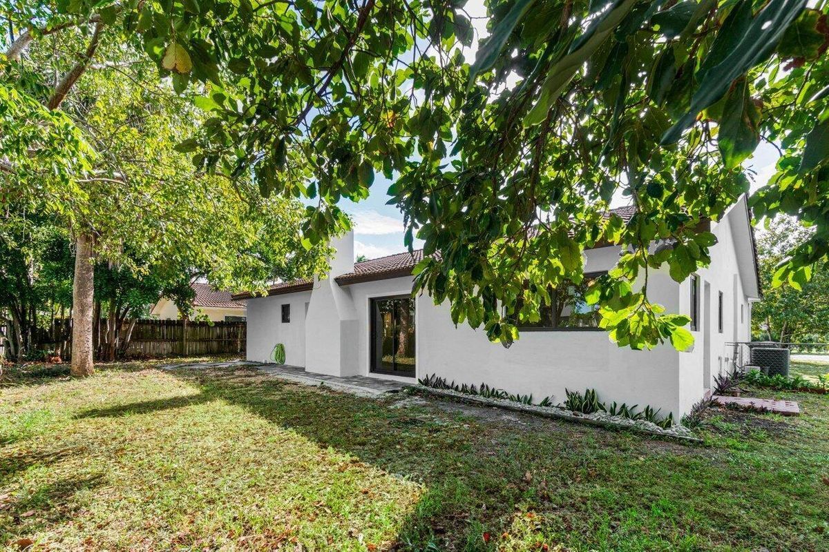 Building Photo - 899 NW 7th Dr