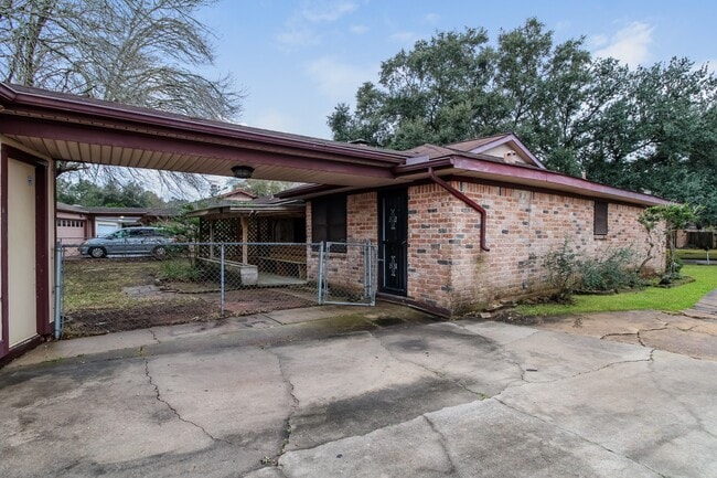 Building Photo - 353 Dawn Hill Dr