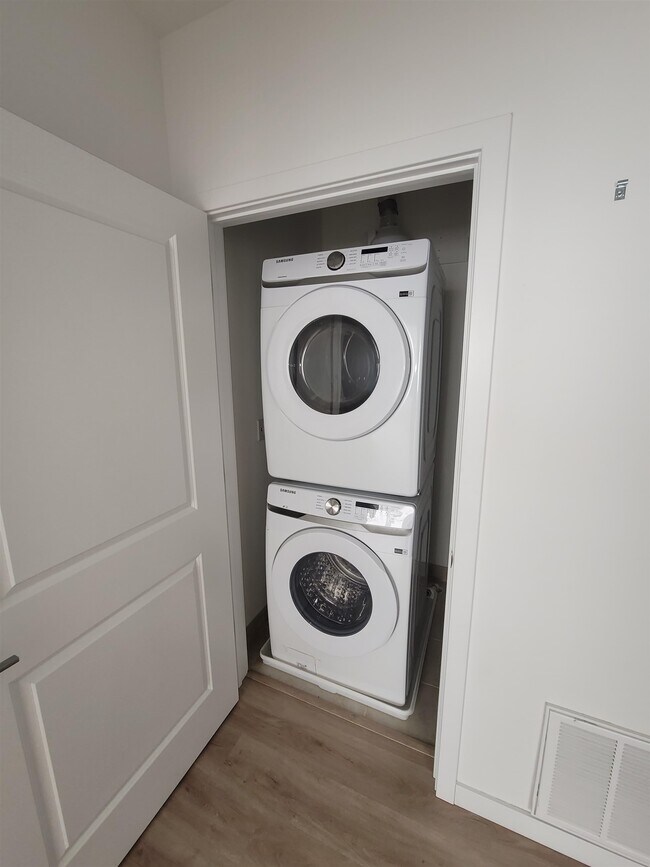 Building Photo - 306 Bergen Ave