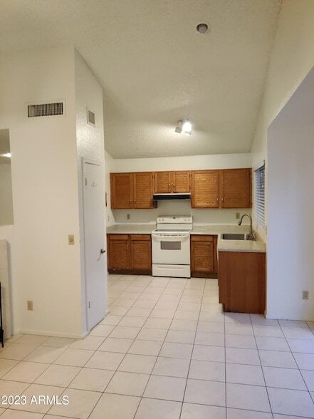 Building Photo - 3034 E Villa Maria Dr