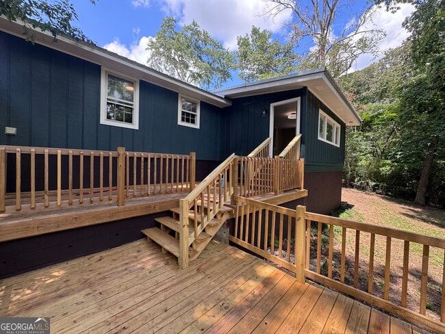 Building Photo - 304 Pinewood Dr