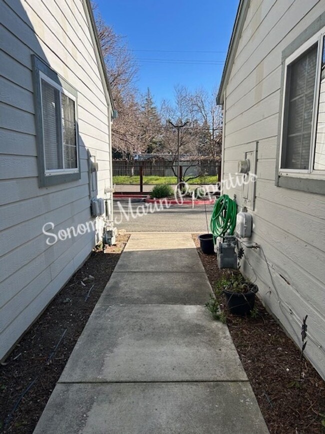 Building Photo - Updated 2-Bedroom, 1.5-Bath Townhouse in S...