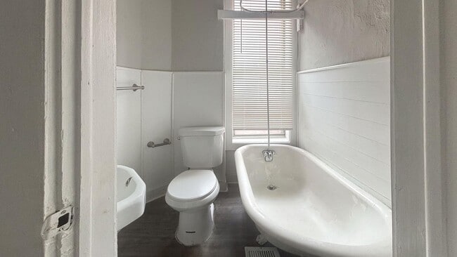 Building Photo - Renovated Three Bedroom w/ New Flooring throughout in Southwest