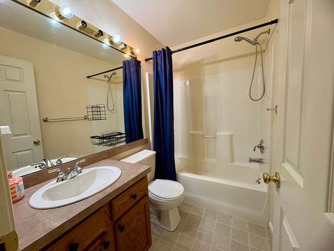 Building Photo - 2 Bedroom 2.5 Bathroom Townhome in Mechani...