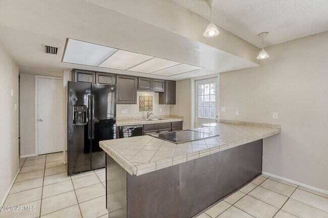 Building Photo - 921 E Campus Dr