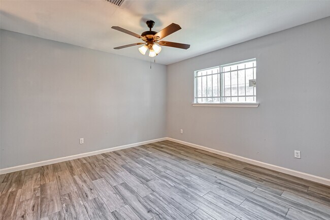 Building Photo - 8623 Valley Forest Dr