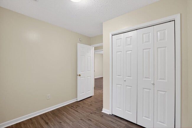 Building Photo - Newly Renovated Townhome in Presidential Lakes