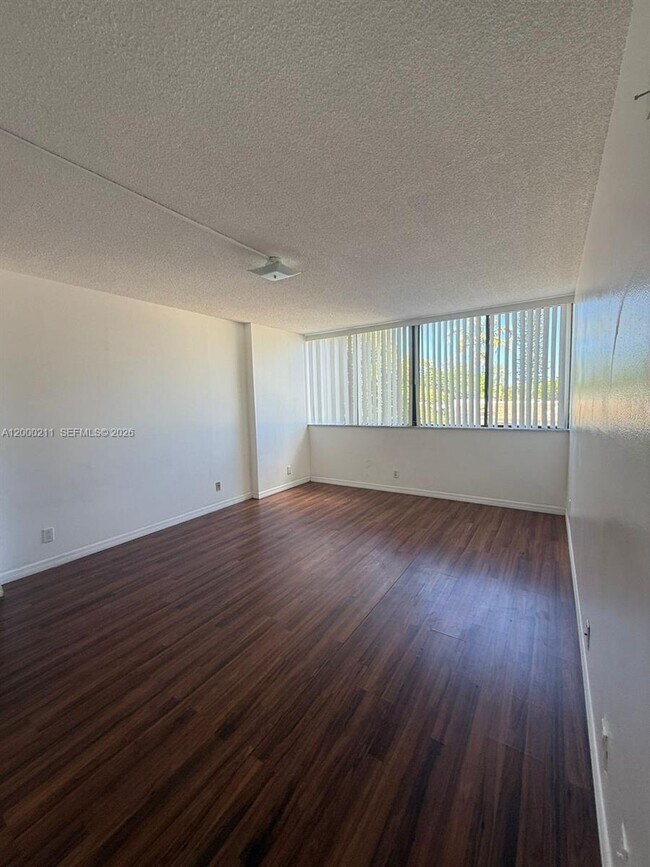 Building Photo - 4222 Inverrary Blvd