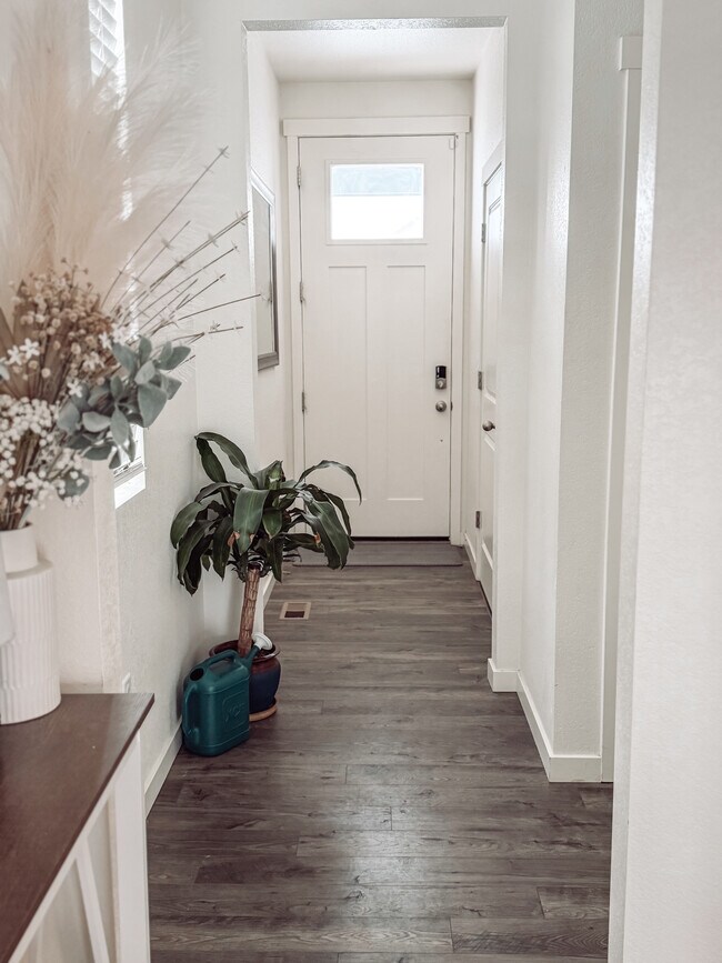 Building Photo - 482 3rd St