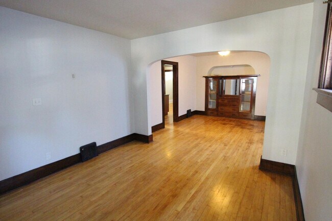 Building Photo - 3 bedroom 1 bath West Allis home with granite counters and 2 car garage