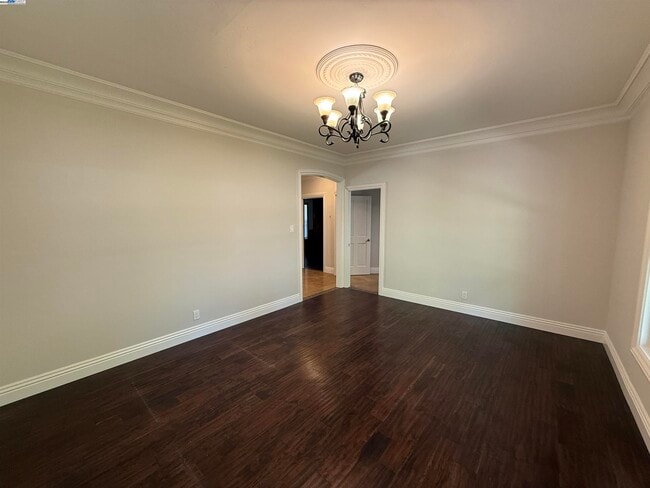 Building Photo - 470 Hale St