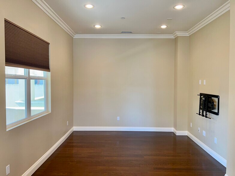 Building Photo - 3844 Tilden Ave