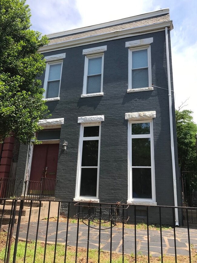 Building Photo - -- AVAILABLE JUNE 12TH -- 5 BR / 4.5 BA Nice house near VCU! Available June 12th!