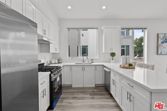 Building Photo - 5114 Cahuenga Blvd