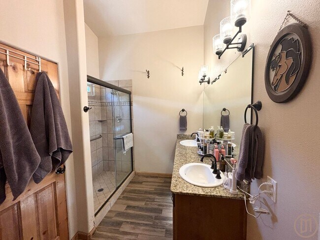 Building Photo - Beautiful home in La Verkin with all the v...
